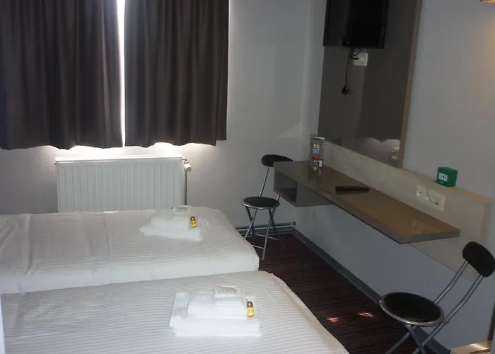 Les 100 Ciels Отель 2*